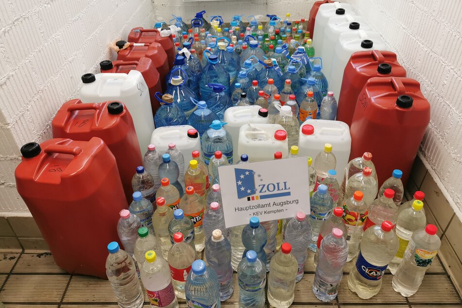 Rund 810 Liter hochprozentigen Alkohol haben Beamte in Transportern am deutsch-österreichischen Grenzübergang Füssen-Ziegelwies entdeckt.