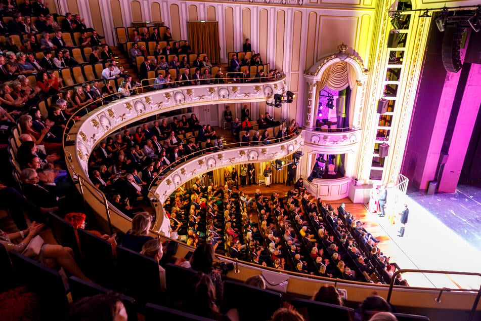 Das Charity-Event im Staatsschauspiel ist Jahr für Jahr ausverkauft. Aktuell gibt es noch wenige Restkarten (hopegala.de/tickets).
