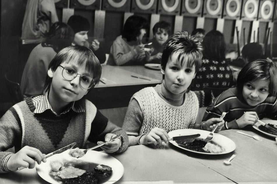 Wie diese Kinder in einer Suhler Kantine mampfte auch Imme nach Mathe- und Deutschunterricht in der Schulspeisung.