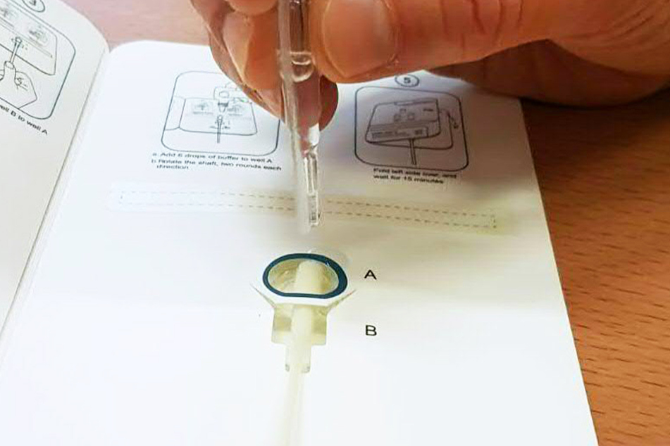 Bei Selbsttests reicht ein einfacher Abstrich mit einem Tupfer im vorderen Nasenbereich, ein Ergebnis liegt nach rund 15 Minuten vor.