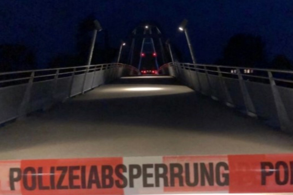 Der Fahrer blieb mit seinem Laster stecken.