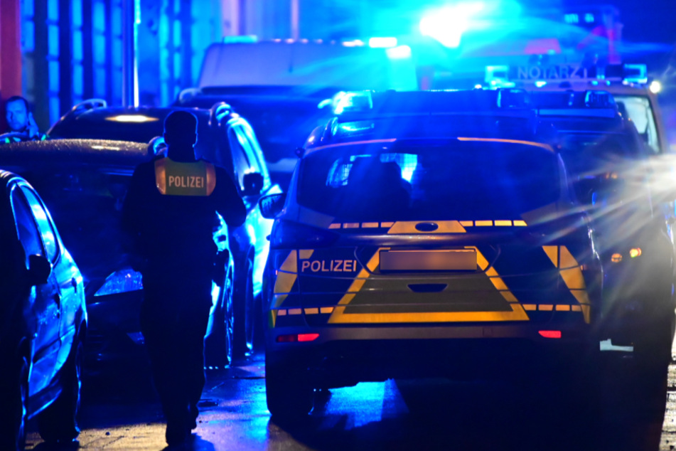 Die Polizei ist mit einem Großaufgebot in der Krefelder Innenstadt unterwegs und fahndet intensiv nach dem oder den mutmaßlichen Tätern.