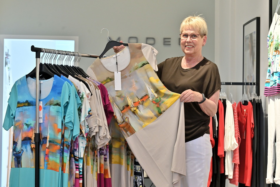 Die "Modee"-Verkäuferin Renate Kausa (72) zeigt die reduzierte Ware.