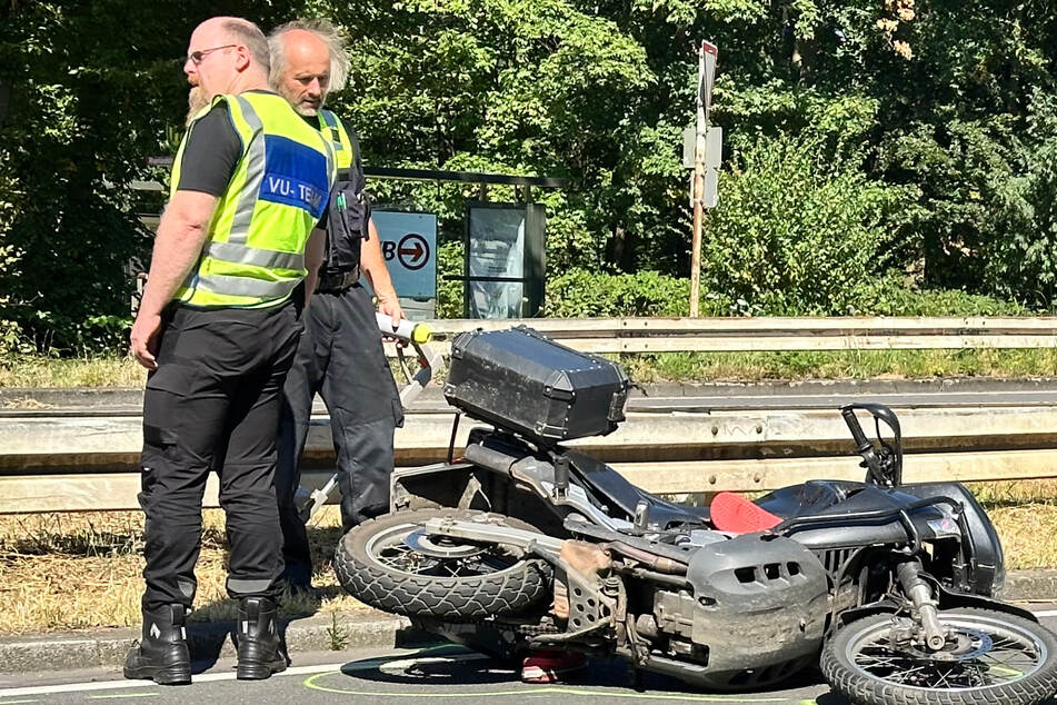 SUV bremst wegen Blitzer plötzlich ab: Motorradfahrer kracht in Auto und verletzt sich lebensgefährlich