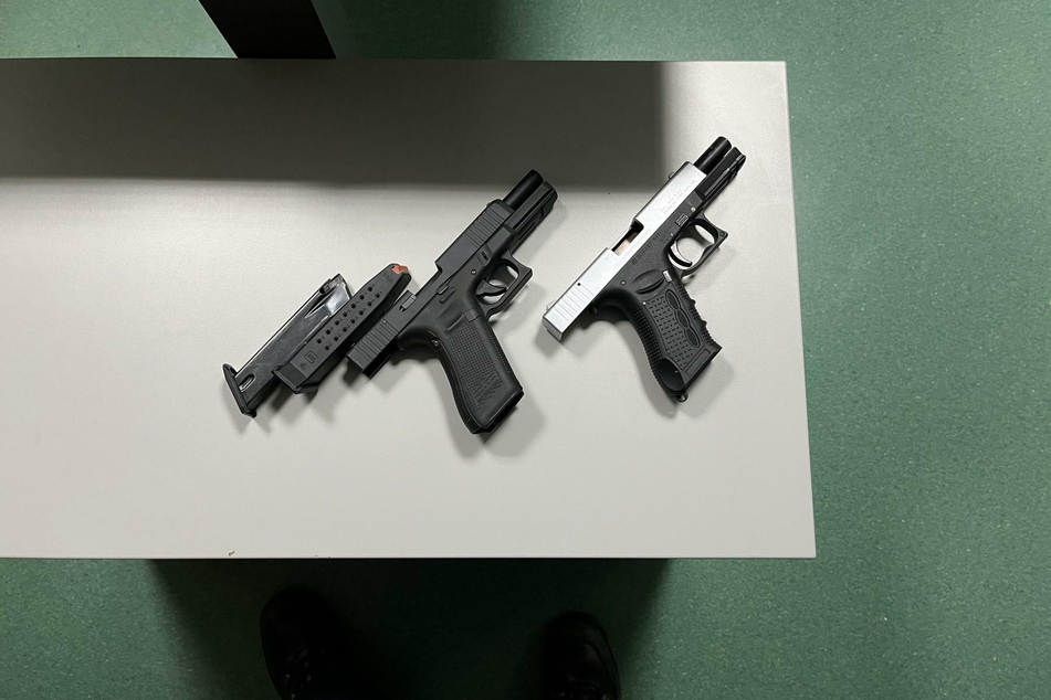 Die beiden Schreckschusswaffen, die im Handschuhfach lagen, wurden von der Polizei sichergestellt.