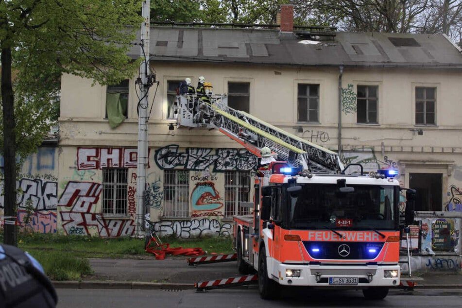 Leipzig: Brand in Baracke in Leipzig-Reudnitz ruft Feuerwehr auf den Plan