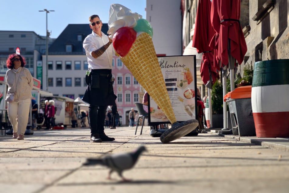 Sandro Oliveira da Silva (56) stellt die Rieseneistüte vor das Eiscafe Valentino.