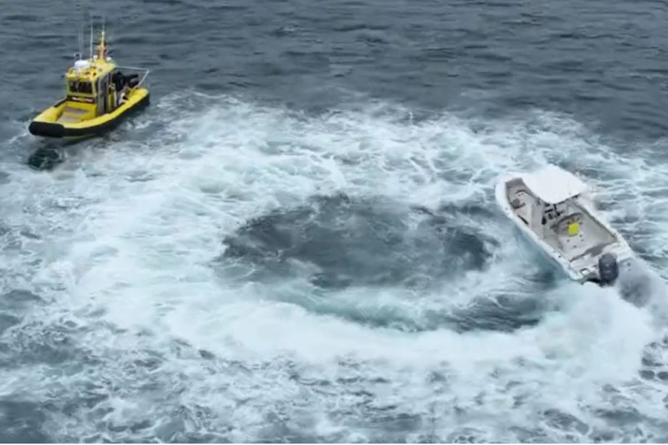 Schreckmoment: Motorboot gerät in "Todeswirbel", Männer über Bord geschleudert
