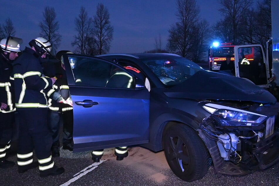 Lkw kollidiert mit Auto: Fahrerin verletzt im Krankenhaus