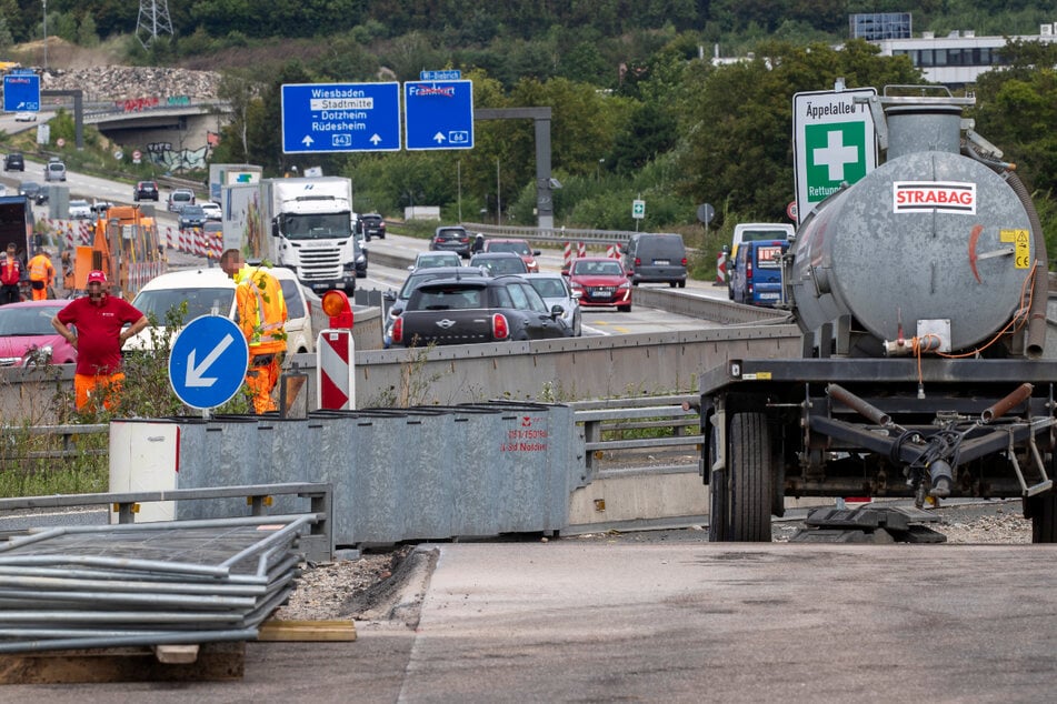 Die Bauarbeiten am Schiersteiner Kreuz bei Wiesbaden sorgen schon seit vielen Jahren immer wieder für Verkehrsbehinderungen. (Archivbild)