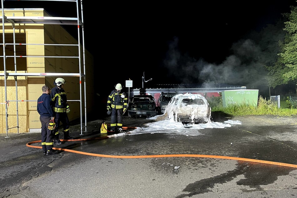 Die Kameraden konnten das Feuer schnell löschen. Wer das Übungsauto der Hennefer Feuerwehr in Brand gesteckt hatte, blieb zunächst unklar.