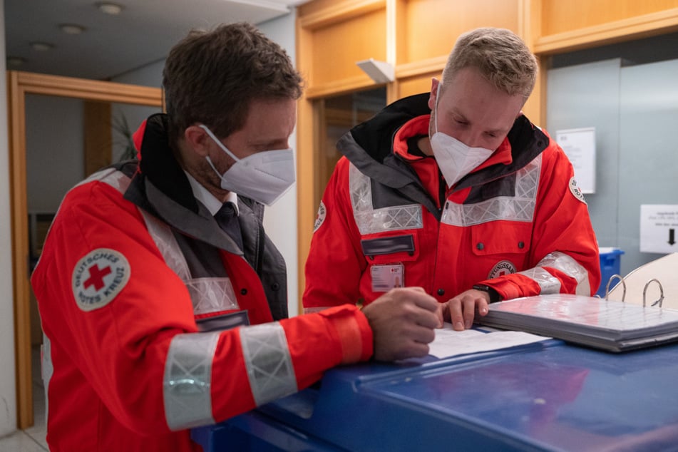 Sie wollen nur helfen, doch immer öfter werden Rettungskräfte und Feuerwehrleute zur Zielscheibe von Gewalt. (Symbolfoto)