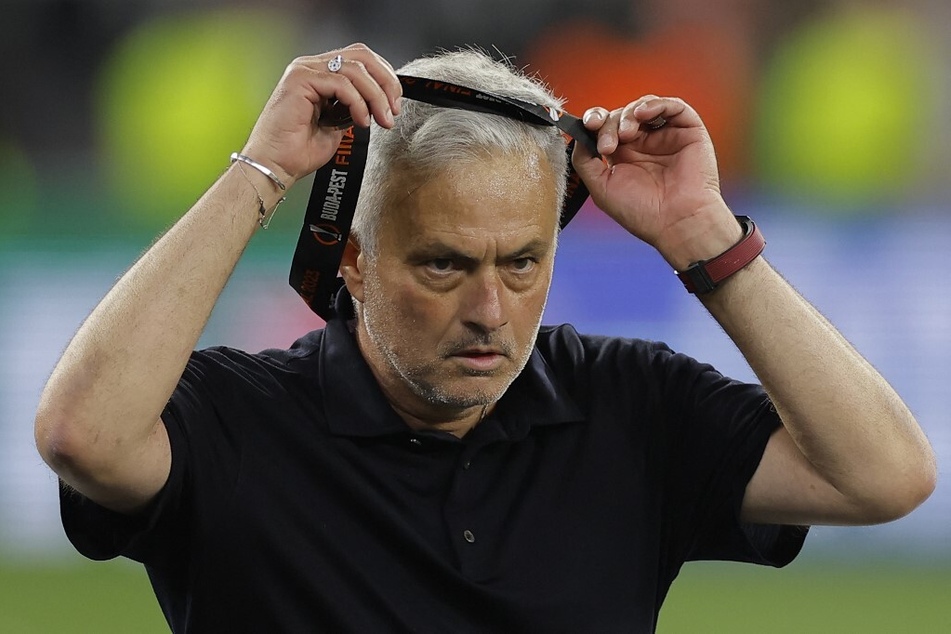 Die pure Enttäuschung: José Mourinho (60) legt seine Medaille nach dem Europa-League-Finale ab.