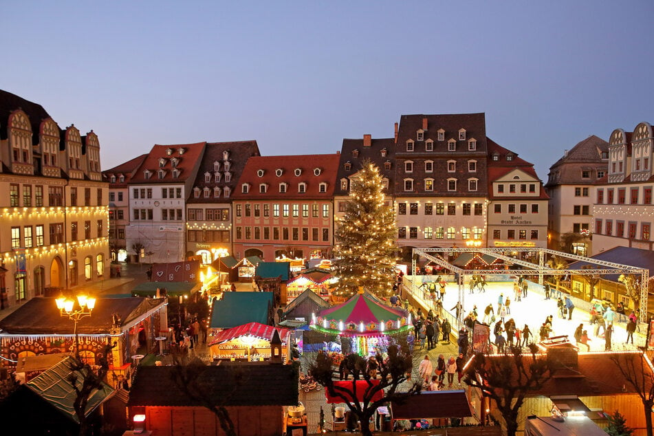 Auch in Naumburg im Burgenlandkreis herrscht gemütliches weihnachtliches Treiben auf dem Marktplatz. (Archivbild)