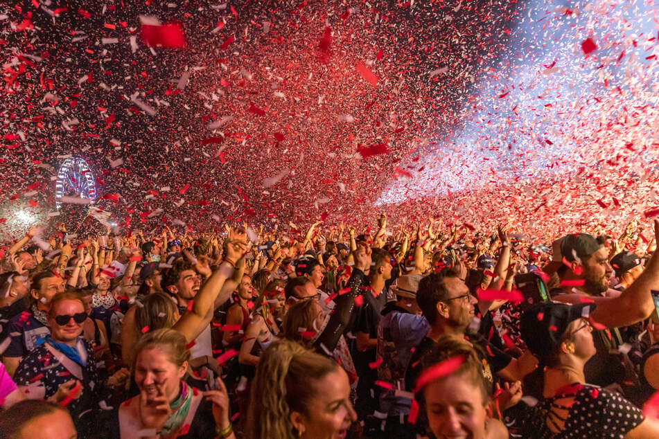 Ein letztes Mal verwandelten die Chemnitzer das Gelände am Störmthaler See in eine Partyfläche - jede Menge Konfetti inklusive.