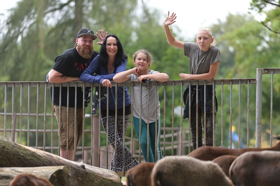 Heiko Koch (35, v.l.n.r.) und Mandy Albrecht (39) aus dem Schwarzwald besuchten mit ihren Kindern Mia (9) und Marwin (11) den Tierpark Hirschfeld während ihres Urlaubs.