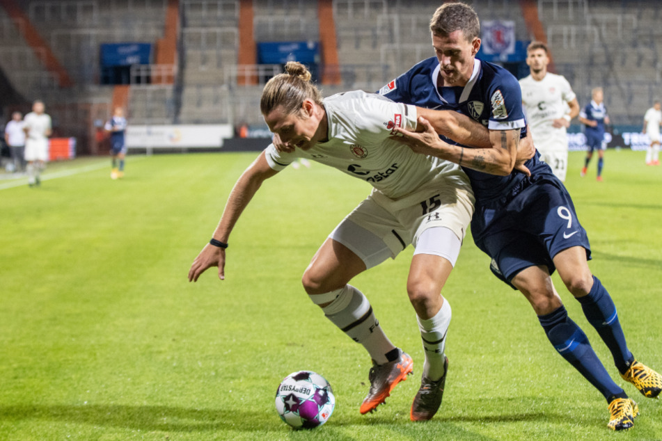St. Paulis Daniel Buballa (l.) im Zweikampf mit Simon Zoller vom VfL Bochum.