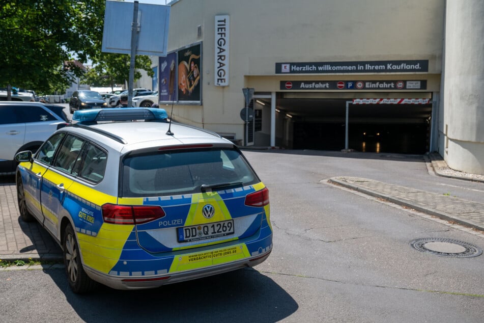 Bei einem Unfall am Kaufland Großzschocher ist am Samstagvormittag ein 83-Jähriger schwer verletzt worden.