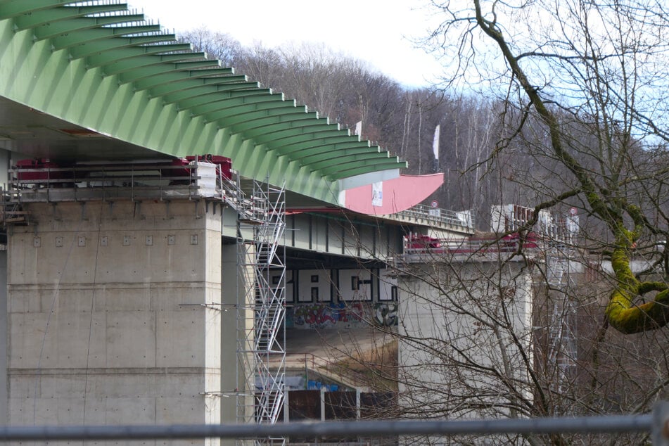 Rund 100 Meter soll die Brücke ab Donnerstag über das Muldental geschoben werden.