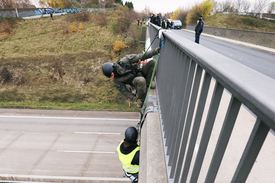 Ein Beamter des SEK bereitet sich auf die Räumung der Brücke über der A4 vor.