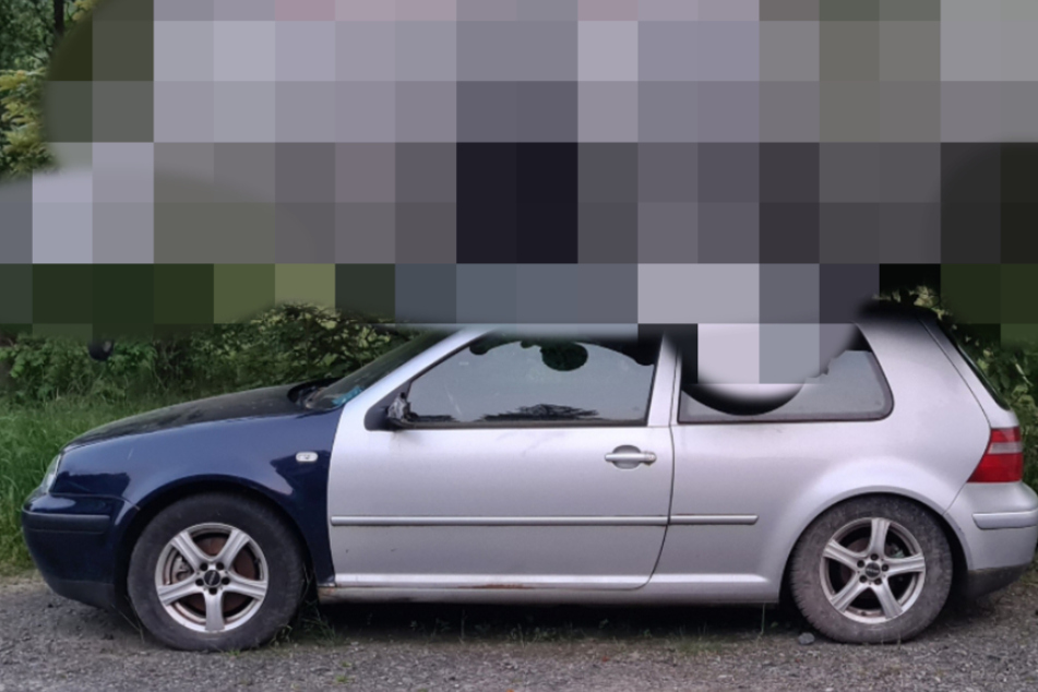 Rentner macht komische Entdeckung auf seinem VW: Als die Polizei anrückt, ist das Staunen groß