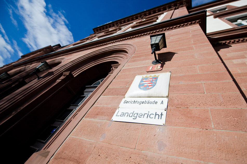 Eine 26-jährige Frau aus Rüsselsheim ließ ihr 13 Monate altes Baby verhungern und verdursten. Jetzt verkündete das Landgericht Darmstadt das Prozessurteil. (Symbolbild)