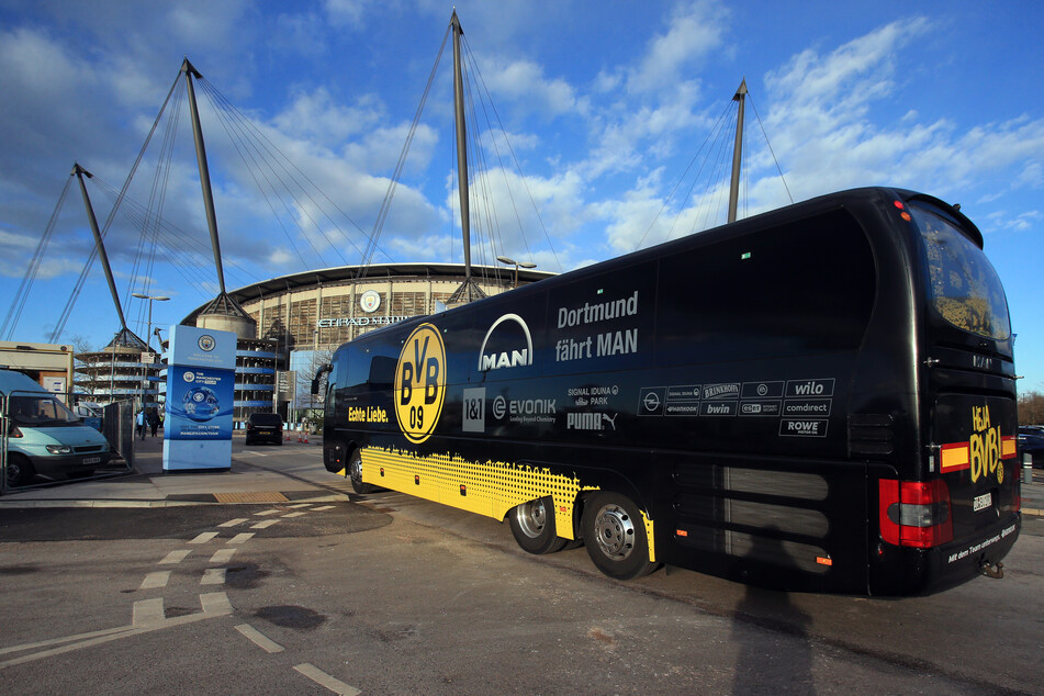 Für den Dortmunder Mannschaftsbus gab es in England (hier vor dem Stadion von Manchester United) ein Knöllchen.
