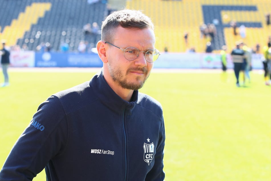 CFC-Sportdirektor Chris Löwe (36) will mit den Himmelblauen mittelfristig zurück in die 3. Liga - doch der Weg dahin ist steinig.