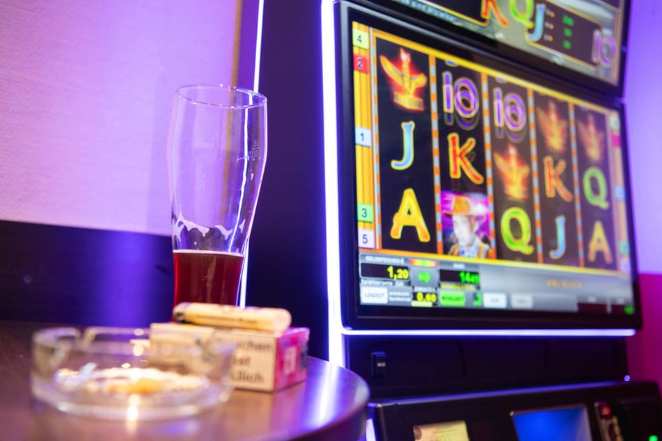 Berlin: Mann verzockt viel Kohle an Spielautomat, dann greift er zum Dönermesser