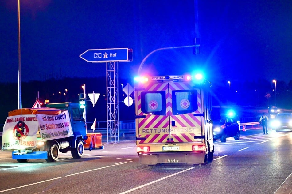 Blockade an der A72-Anschlussstelle in Chemnitz-Rottluff: Rettungskräfte können die gesperrte Auffahrt passieren.