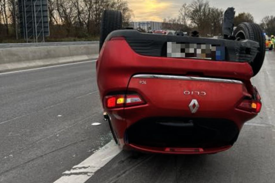 Durch die Wucht des Zusammenstoßes mit dem BMW hatte sich der Clio überschlagen. Die beiden Insassinnen erlitten dabei leichte Verletzungen.