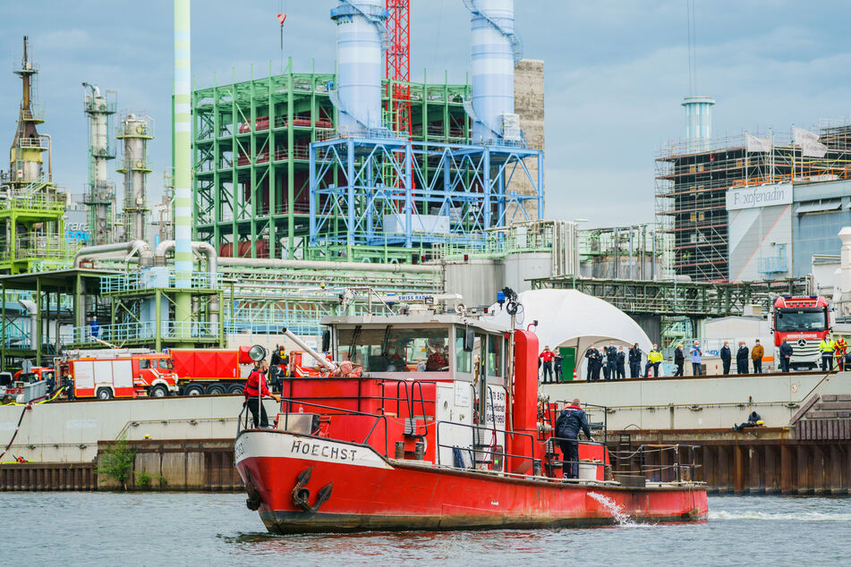 Das Feuerlöschboot "Hoechst" legt bei seiner Verabschiedung von der Kaimauer des Industrieparks Höchst ab.