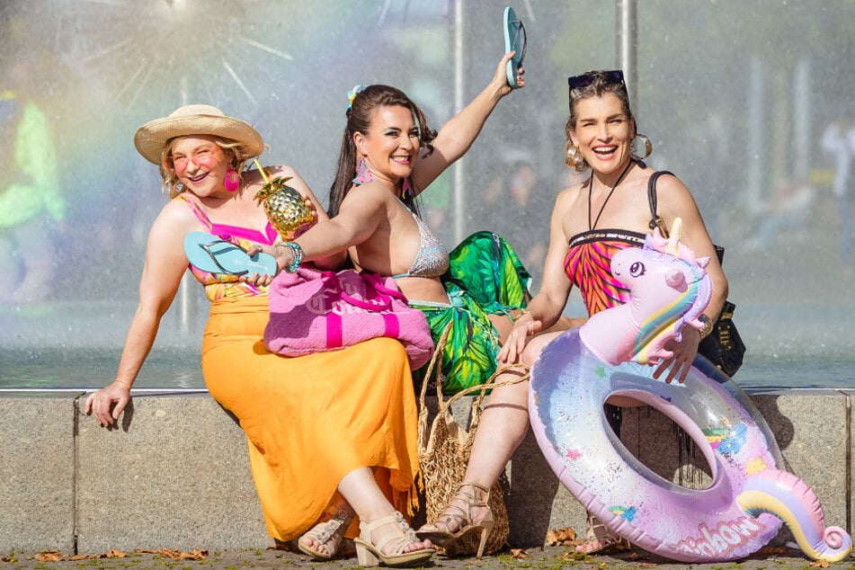 Dresden: Trotz Abschied vom Sommer: Drei "Tussis" zeigen sich im Bade-Outfit