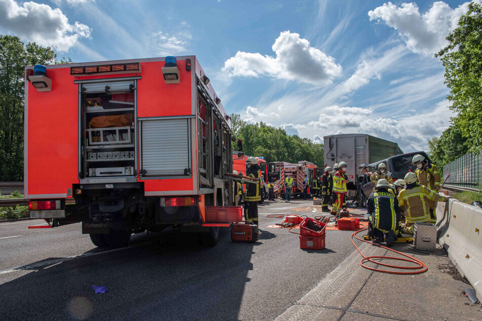 Nach einem schweren Unfall mit zwei Verletzten (15, 45) auf der A555 bei Köln-Godorf ist die Autobahn in Richtung Bonn am Montag gesperrt worden.