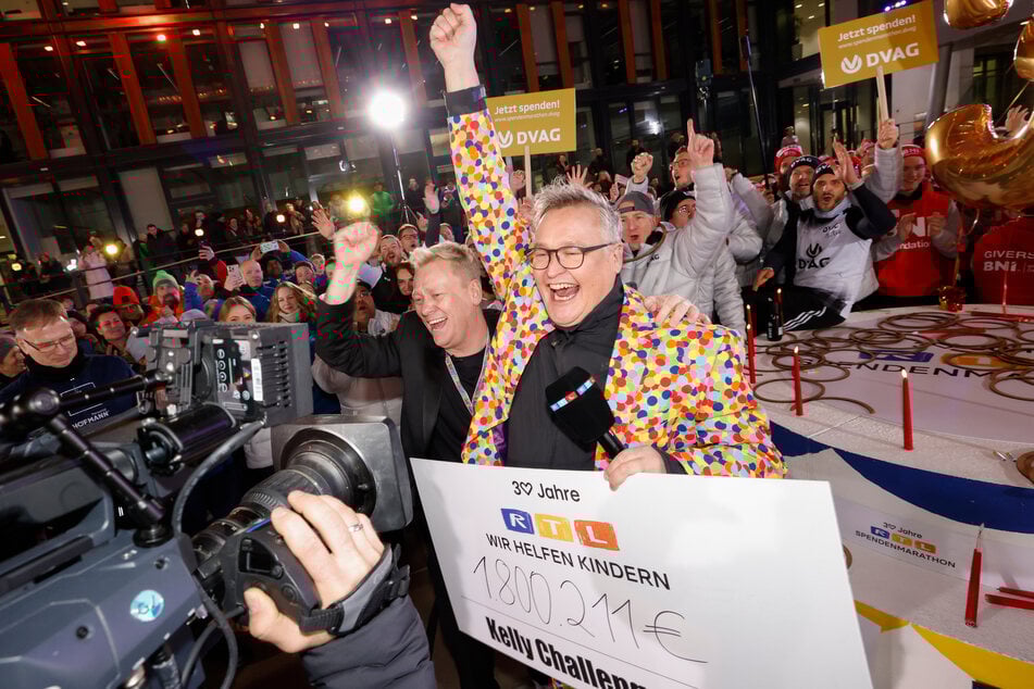 Der Moderator steht für RTL vor der Kamera.