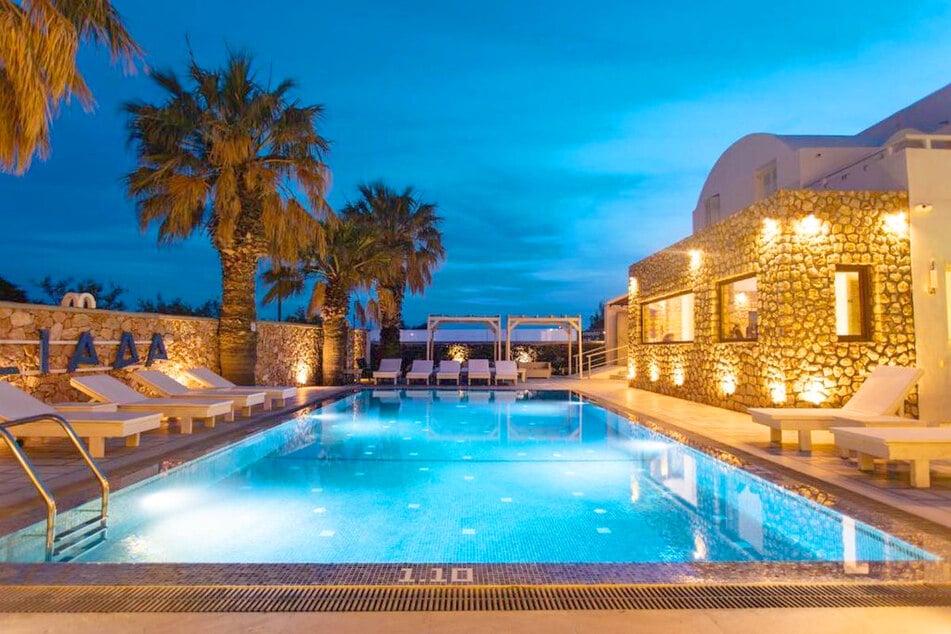 4*-Hotel Iliada Odysseas Resort: kleines Resorthotel im Santorin Stil, 100 m zum Strand, 1 km zum Ortszentrum