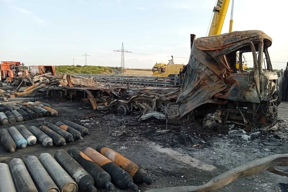 Unfall A38: Explosionen auf der A38: Hier wird der ausgebrannte Lkw abtransportiert