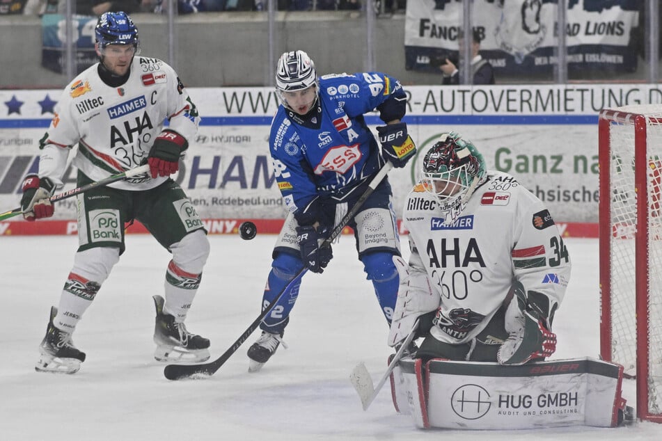 Tomas Andres (M.) legte hier vorm Augsburger Kasten schön quer auf Sebastian Gorcik. Der netzte später ein.