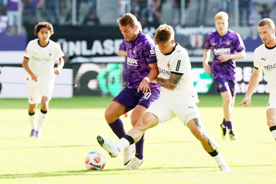 Julian Günther-Schmidt (30, l.) und Luca Netz (22) im Zweikampf.