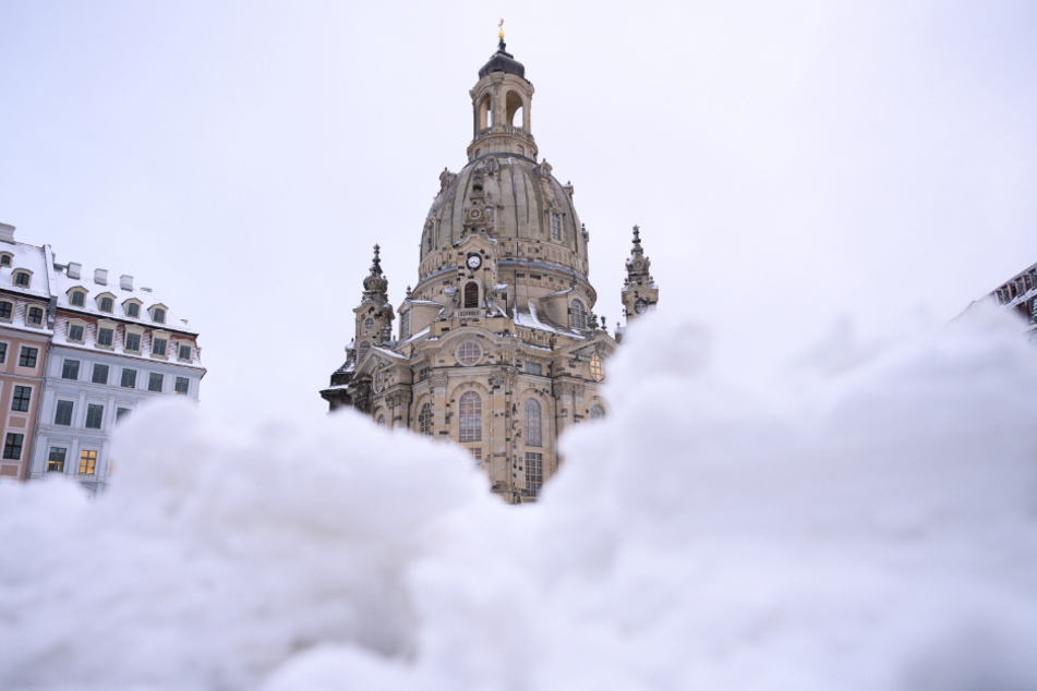 Dresden: Schnee liegt auf dem Neumarkt vor der Frauenkirche.