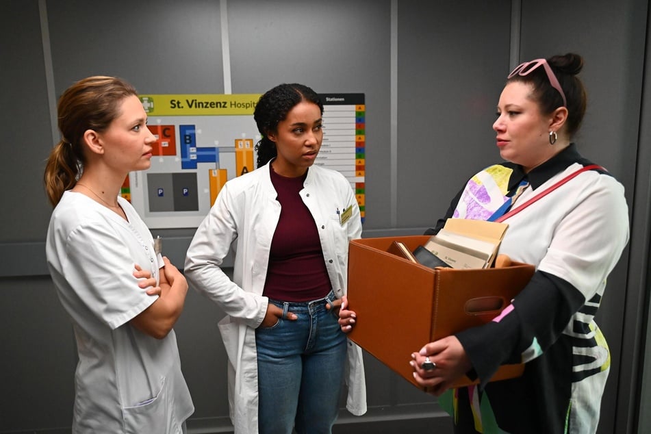 Nathalie (l.) und Imani (M.) sind traurig, dass Vanessa schon wieder geht.