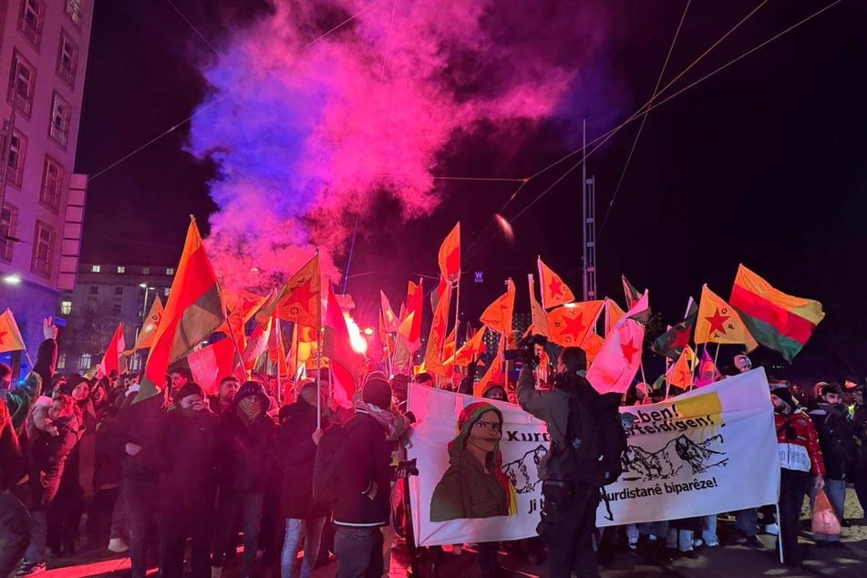 Das Zünden von Pyrotechnik hatte eine polizeiliche Maßnahme zur Folge.
