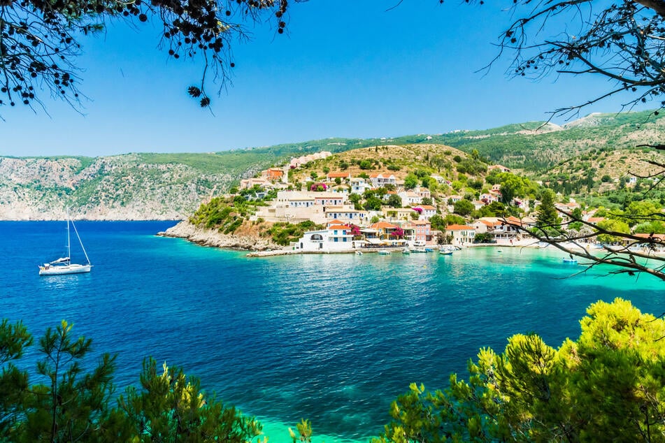 Das kleine Fischerdorf Assos auf Kefalonia verzaubert mit bunten Häusern, türkisblauem Wasser und entspannter Hafenatmosphäre.