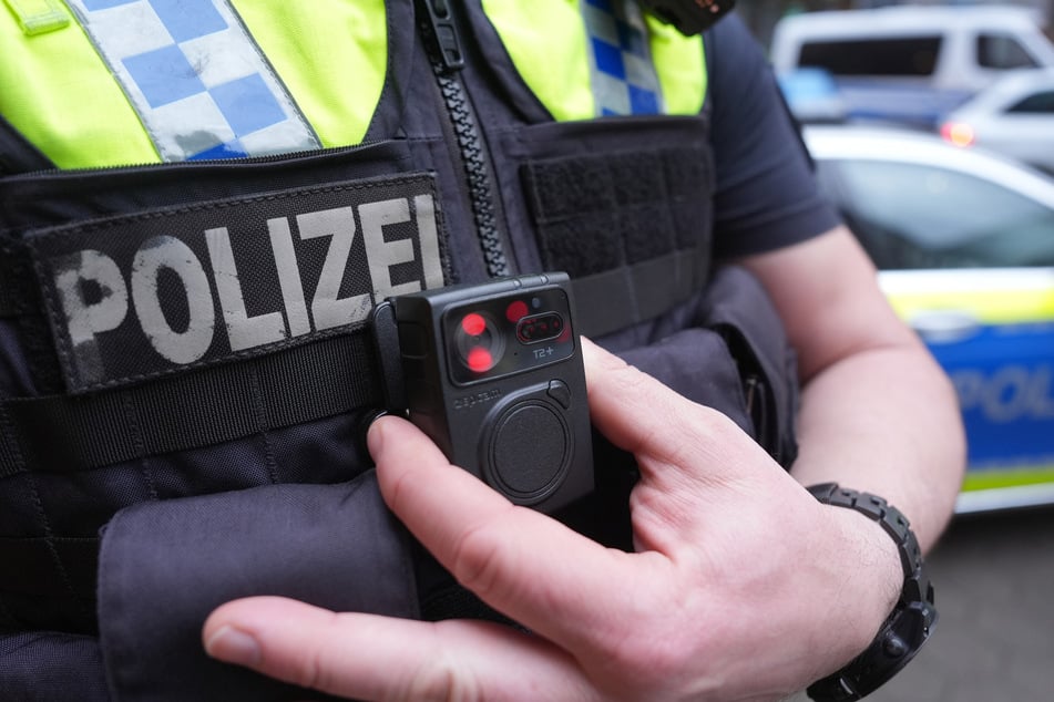 Im Jahr 2025 haben sächsische Polizeibeamte insgesamt rund 167 Stunden Videomaterial mit einer Bodycam aufgezeichnet. (Symbolbild)