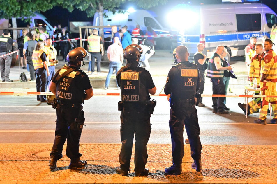 Der Tatverdächtige soll zu Fuß vom Tatort geflüchtet sein und dabei weitere Menschen mit einer Machete verletzt haben.