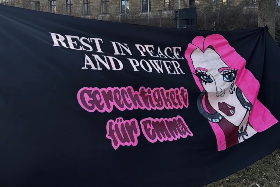 Zwischen zwei Bäumen wurde ein großes Banner nahe dem Landgericht gespannt, auf dem "Rest in Peace and Power" und "Gerechtigkeit für Emma" zu lesen war.
