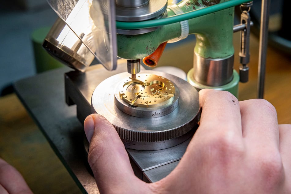 Hier versucht sich unser Mann beim Perlieren einer Platine.