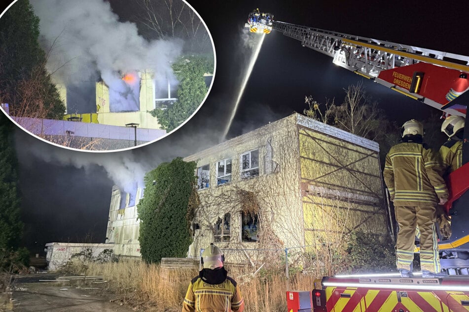 Dresden: Feuerwehr im Einsatz: Flammen und Rauch dringen aus früherer Kita