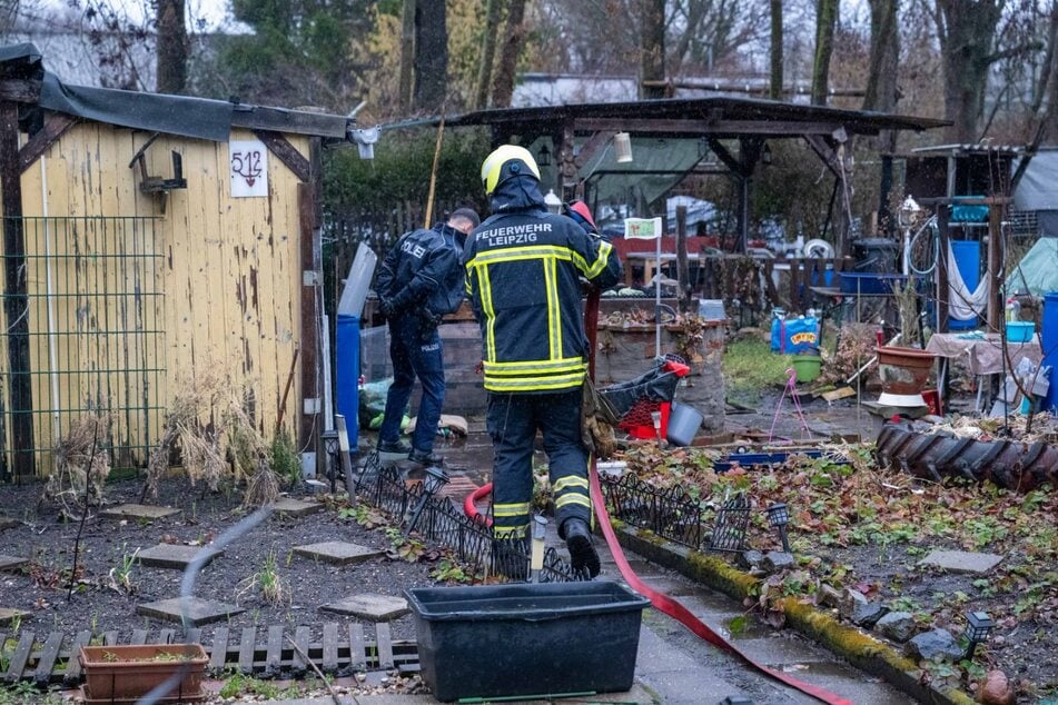 Die Feuerwehr musste den Löschschlauch über das Gelände des Gartenvereins bis hin zur betroffenen Laube verlegen.