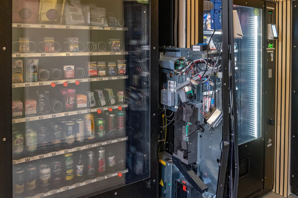 Die Täter brachen die Automaten gewaltsam auf und entwendeten die Geldkassetten.
